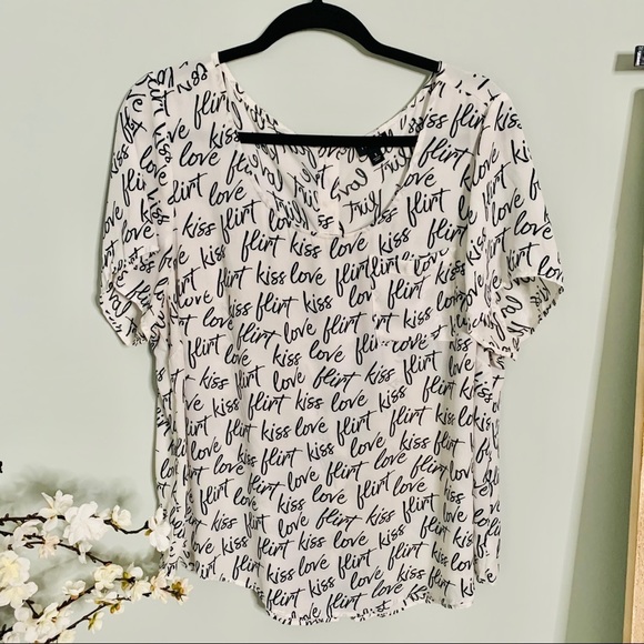 Torrid Love Flirt Kiss Button Back Blouse Size 1X - Picture 4 of 6